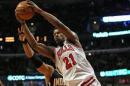 Jimmy Butler (d), de los Bulls, recoge un rebote ante David West, de los Indiana Pacers, en un partido de la NBA jugado el 24 de marzo de 2014 en Chicago (EEUU)