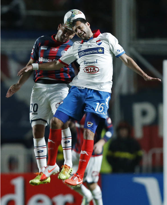 Ortigoza de la Argentina San Lorenzo batallas de Bareiro de Paraguay Nacional durante la Copa Libertadores segunda etapa partido de fútbol final en Buenos Aires