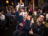 Réaction de Londoniens dans un pub du nord de la capitale après les estimations d'une victoire des conservateurs