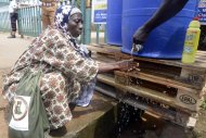 (Setembro) Peregrina muçulmana lava as mãos para tentar conter a epidemia de ebola na Nigéria, no aeroporto Murtala Mohamed, em Lagos