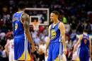 El base-escolta estadounidense Stephen Curry ríe con su compañero Andre Iguodala, de los Golden State Warriors, en el partido contra los Miami Heat en el American Airlines Arena en Miami, Florida, el 24 de febrero de 2016