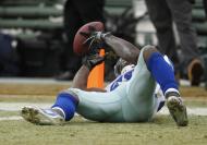 El wide receiver Dez Bryant (88) de los Cowboys de Dallas atrapa el balón durante el segundo tiempo del partido contra los Packers de Green Bay, el domingo 11 de enero de 2015. La jugada fue revertida. (AP Foto/Matt Ludtke)