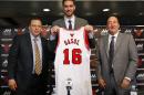 BAS10 CHICAGO (ESTADOS UNIDOS), 18/07/2014. El jugador de baloncesto español, Pau Gasol (c), posa junto al director de los Chicago Bulls, Gar Forman (d), y al entrenador, Tom Thibodeau (i), durante una rueda de prensa en el Centro United, en Chicago, Illinois, Estados Unidos, hoy, viernes, 18 de julio del 2014. Los Bulls de Chicago ya sienten todo el interés informativo internacional que ha generado el anuncio de la presentación oficial de sus nuevos fichajes, los ala-pivotes españoles, Pau Gasol y Nikola Mirotic. EFE/Kamil Krzaczynski PROHIBIDO SU USO A CORBIS