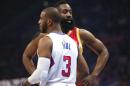 El jugador estadounidense Chris Paul (de espaldas), de Los Angeles Clippers, y su rival James Harden, de los Houston Rockets, esperando antes del cuarto partido de las semifinales de la Conferencia Oeste, en Los Ángeles el 10 de mayo de 2015