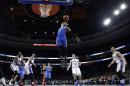 Russell Westbrook, del Thunder de Oklahoma City, se eleva para clavar el balón durante el duelo con los 76ers en Filadelfia, el viernes 18 de marzo de 2016. Oklahoma City ganó 111-97. (AP Photo/Matt Slocum)