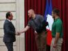 El presidente francés, François Hollande, a la izquierda, estrecha la mano del soldado estadounidense de la Fuerza Aérea Spencer Stone, junto al guardia nacional de Roseburg, Oregon, Alek Skarlatos, a la detecha, en el palacio del Eliseo, el lunes 24 de agosto de 2015 en París, Francia. Tres estadounidenses y un británico que frustraron unatentado recibieron la Legión de Honor gala.(AP Foto/Michel Euler, Pool)