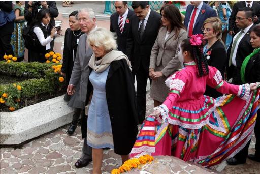 El príncipe Carlos de Gales y su esposa Camila, duquesa de Cornwall observan a bailarinas de danzas tradicionales, hoy domingo 2 de noviembre de 2014 en la ciudad de Pachuca del estado mexicano de Hidalgo durante su primer días de actividades en México. EFE