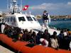 Des migrants arrivant dans le port de Lampedusa sur un bateau de sauvetage le 5 avril 2015