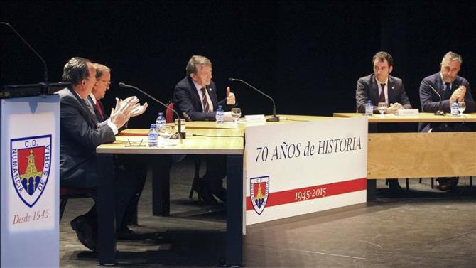 Vista general del 70º aniversario de la fundación del equipo de fútbol del Numancia en un acto celebrado esta tarde en Soria. EFE