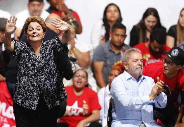 Ao lado do ex-presidente Lula, Dilma Rousseff (PT) fez campanha em São Paulo. (Foto: Paulo Whitaker/Reuters)