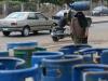 Une femme porte une bouteille de gaz dans les rues du Caire, le 4 avril 2013