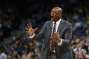 El DT Doc Rivers, de los Clippers de Los Angeles, grita a sus jugadores durante su partido contra los Golden State Warriors en el Oracle Arena el 23 de marzo de 2016 en Oakland, California.