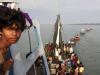 Un bote de pesca que lleva inmigrantes Rohingya y de bangladesh, fuera de las costas de Julok, en la provincia de Aceh