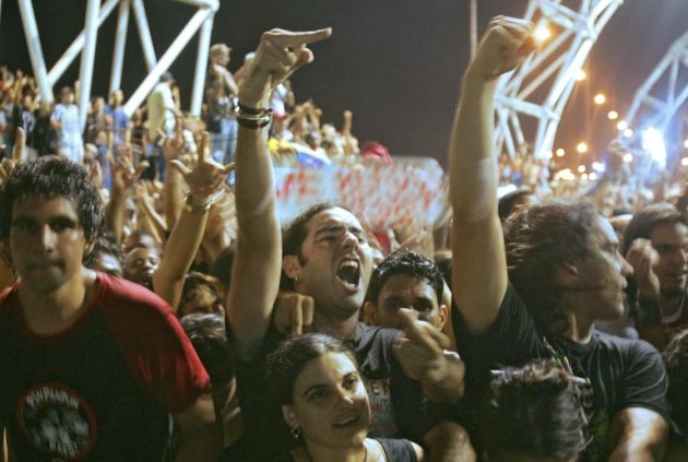 Seguidores de la banda brasileña Sepultura durante un concierto en La Habana el 19 de julio de 2008