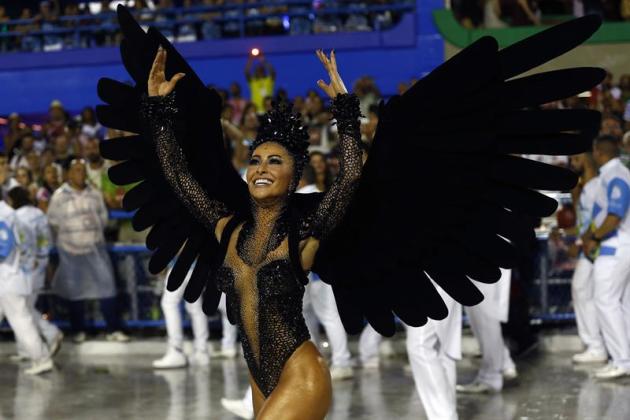 BRA549. RÍO DE JANEIRO (BRASIL), 15/02/2015.- Una integrante de la escuela de escuela de Samba Unidos de Vila Isabel se presenta hoy, domingo 15 de febrero de 2015, durante su desfile en el sambódromo