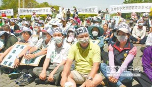 埔里各界為了空氣品質最差，418千餘人走上街頭，並於埔里國中靜坐抗議。（楊樹煌攝）