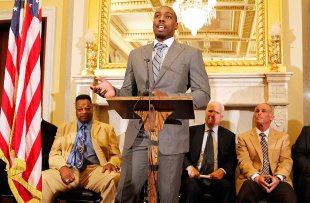 Phil Davis speaks at a press conference to show support for professional fighters' brain research. (Getty)