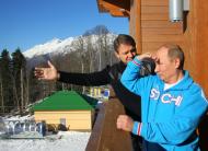 (Arquivo) O presidente russo Vladimir Putin e seu ministro da agricultura Alexander Tkachev visitam um resort de Krasnaya Polyana, no município de Sóchi, em 3 de janeiro de 2013