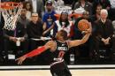 El jugador del Oeste, Russell Westbrook, realiza una clavada en el Juego de Estrellas de la NBA el domingo, 15 de febrero de 2015, en Nueva York. (AP Photo/Frank Franklin II)