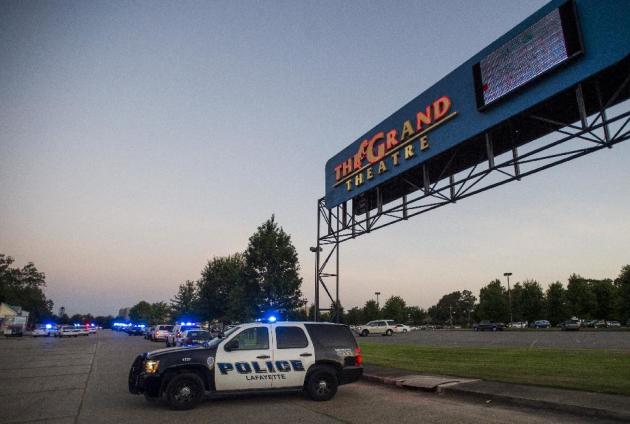 Un coche del departamento de policía de Lafayette bloquea una entrada al Grand Theatre de Lafayette, Louisiana, tras una balacera en la que fallecieron tres personas, el 23 de julio de 2015. (Paul Kieu/The Daily Advertiser via AP)