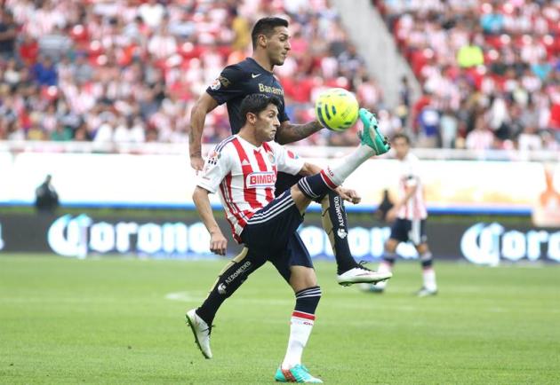 MEX26. GUADALAJARA (MÉXICO), 18/01/2015.- El jugador del Chivas Ángel Reyna (abajo) disputa el balón con Víctor Sosa (arriba) de Pumas hoy, domingo 18 de enero de 2015, en un partido de la jornada 2 d