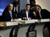Evangélos Meïmarakis (à g.), leader de la formation de droite "Nouvelle Démocratie", et Alexis Tsipras, chef de Syriza, s'apprêtent à débattre à la télévision, le 9 septembre 2015 à Athènes