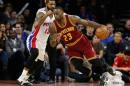 El estadounidense LeBron James, de los Cleveland Cavaliers (dcha), adelante a Marcus Morris, de los Detroit Pistons, en el partido de la jornada de la NBA del 29 de enero de 2016, disputado en Auburn Hills, Michigan (EEUU)