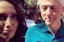 Bill Clinton Tepergok Lirik Payudara Wanita saat Foto Selfie