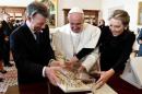 Pope Francis receives the "Bun of the   peace" from Colombia's President Juan Manuel Santos and his wife Maria   Clemencia Rodriguez at the Vatican