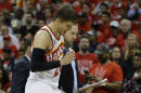 El alero de los Hawks de Atlanta, Kyle Korver camina fuera de la cancha tras lesionarse en la segunda mitad del segundo juego de la Final de la Conferencia Este ante los Cavaliers de Cleveland el viernes 22 de mayo de 2015 en Atlanta. (Foto AP/David Goldman)