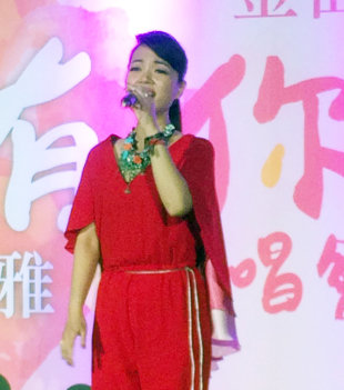 秀蘭瑪雅一身紅裝，獻唱一首《黃昏的故鄉》讓現場歌迷聽得如癡如醉。(photo by 許瑋哲/台灣醒報)