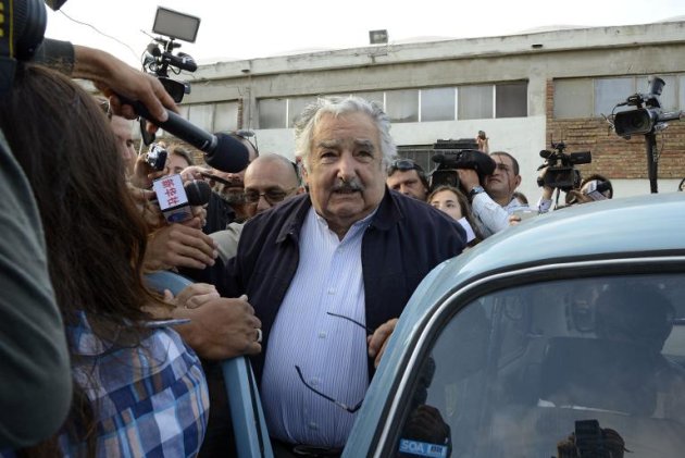 O presidente uruguaio, José Mujica, entra em seu Fusca 1987 em 26 de outubro de 2014