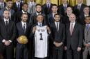 El presidente estadounidense Barack Obama (centro, abajo), junto a los basquetbolistas del San Antonio Spurs de izq. a der.: el argentino Manu Ginobili, Tony Parker...Cory Joseph, Gregg Popovich y Patty Mills posando en la Casa Blanca, el 12 de enero de 2015.