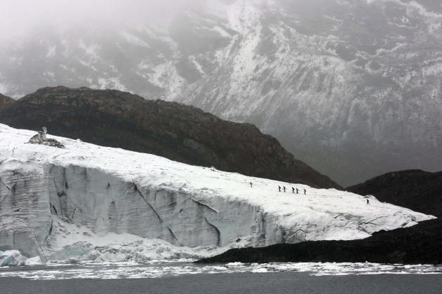 En esta imagen del 4 de diciembre de 2014, miembros de la autoridad nacional de glaciología de Perú caminan en el glaciar Pastoruri, donde estudian el grosor del hielo, en Huaraz, Perú. Los glaciares 