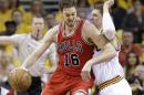 Pau Gasol (16) de los Bulls de Chicago avanza con el balón frente a Timofey Mozgov de los Cavaliers de Cleveland en los playoffs de la NBA, el lunes 4 de mayo de 2015. (AP Foto/Tony Dejak)