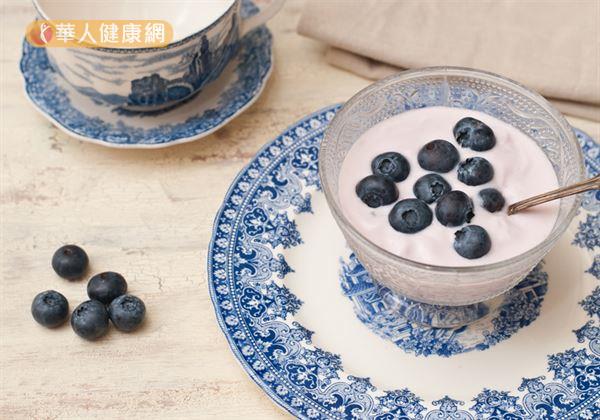 「黑豆漿藍莓優格」材料有現磨無糖黑豆漿800C.C.～1000C.C.、市售乳酸菌粉1～2小包、藍莓1／2杯。