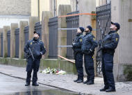 Varios policías hacen guardia frente a una sinagoga el domingo 15 de febrero de 2015, donde un hombre armado abrió fuego en Copenhage, Dinamarca. (Foto AP/Michael Probst)