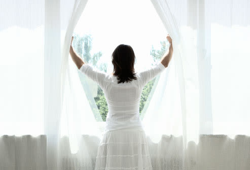 كيف تستقبل 2015؟ Getty-rm-photo-of-woman-opening-curtains1-jpg_164620