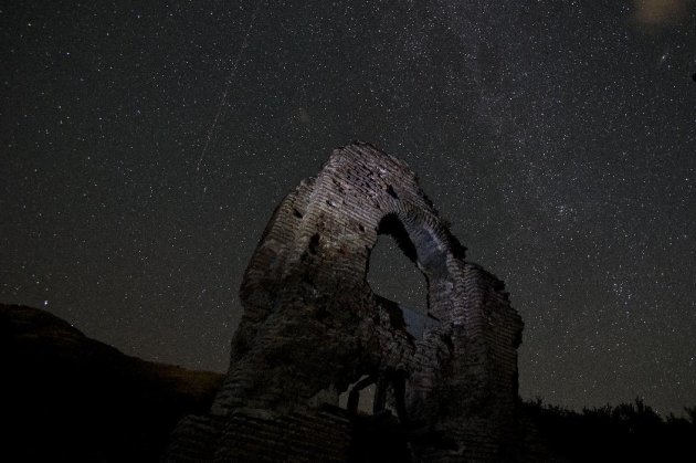 Vista de la lluvía de Perseidas a través de las ruinas de la basílica cristiana de St. Ilia Roman, cerca de Pirdop, en Bulgaria, el 12 de agosto de 2015 (AFP | Nikolay Doychinov)