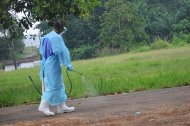 Membro de ONG pulveriza produto para tentar afastar resquícios de ebola em hospital na capital da Libéria, Monróvia, em 27 de julho de 2014