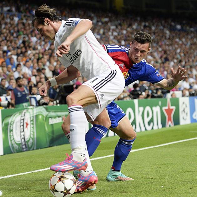 FUR05 MADRID (ESPAÑA) 16/09/2014.- El centrocampista galés del Real Madrid, Gareth Bale (i) controla el balón junto a Taulant Xhaka (d) del FC Basilea durante el partido de la primera jornada de la fa