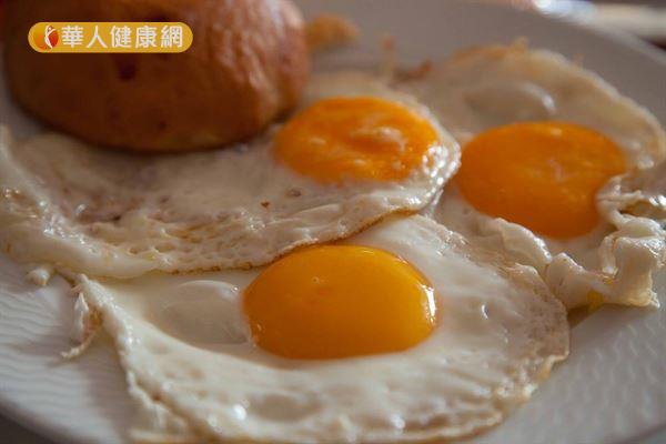 民眾吃蛋時除了要控制攝取量，更要注意正確的烹調方式。