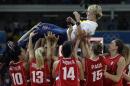 La entrenadora de Serbia, Marina Maljkovic, es levantada por sus jugadoras durante los festejos tras derrotar a Francia 70-63 en el partido por la medalla de bronce en el básquetbol de mujeres en los Juegos Olímpicos de Río de Janeiro, Brasil, el sábado 20 de agosto de 2016. (AP Foto/Eric Gay)