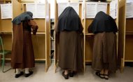 Tres monjas en un colegio electoral en Dublín, el 25 de febrero de 2011 (AFP/Archivos | Leon Neal)