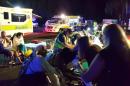 Unos equipos de asistencia médica atienden a más de cuarenta turistas que se recuperan después de saltar al mar en barcas salvavidas cuando el catamarán en el que viajaban comenzó a arder, el 11 de mayo de 2016 cerca de la Gran Barrera de Coral
