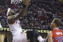 LeBron James de los Cavaliers de Cleveland dispara a la canasta ante Blake Griffin de los Clippers de Los Ángeles, el jueves 5 de febrero de 2015. (AP Foto/Tony Dejak)