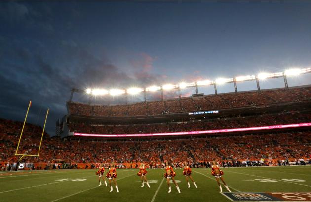 Las porristas Denver Broncos realizan durante la primera mitad de un partido de fútbol de la NFL contra los Indianapolis Colts, Domingo, 07 de septiembre 2014, en Denver.  (AP Photo / Brennan Linsley)