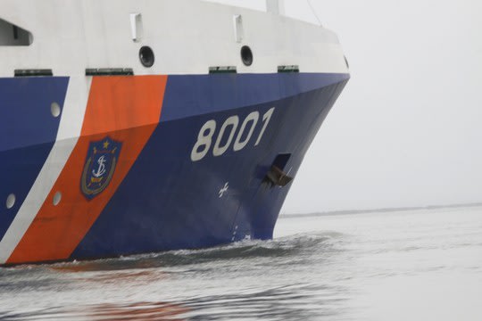 Cảnh sát biển đưa tàu lớn ra không phải là để đối đầu lại với sự ngang ngược, khiêu khích của Trung Quốc mà để củng cố sức mạnh để bảo vệ vững chắc, bảo đảm việc thực thi pháp luật trên biển. Ảnh: Tàu CSB 8001 rẽ sóng ra khơi