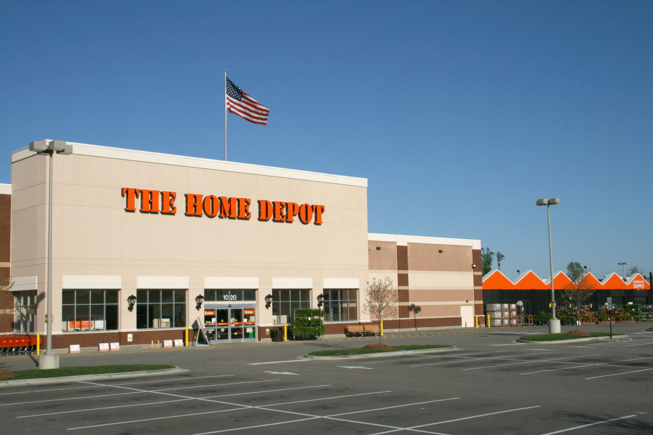 En la compaÃ±Ã­a The Home Depot, una de las principales cadenas de tiendas de bricolaje y valorada con 3,5 en Glassdoor, es posible trabajar tanto de dependiente como de gerente sin tener estudios universitarios. (Foto: Wikimedia Commons).