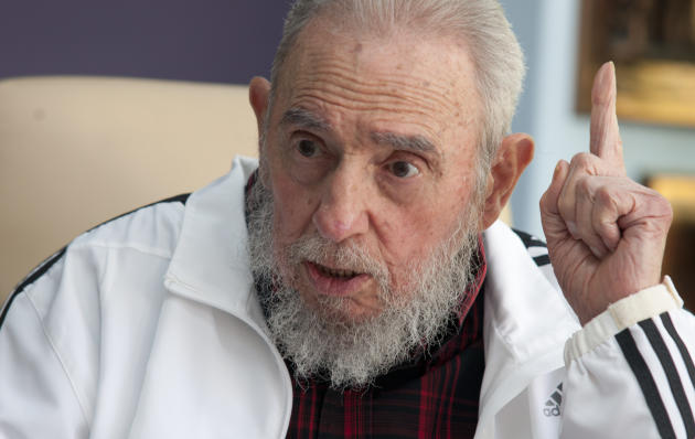 ARCHIVO - En esta imagen del 11 de julio de 2014, el ex presidente cubano Fidel Castro habla en una reunión con presidente ruso Vladimir Putin en La Habana, Cuba. Medios sociales de todo el mundo inundaron la blogosfera con rumores no confirmados sobre la muerte de Fidel Castro. Pero el viernes 9 de enero de 2015 en Cuba no hay señales de que esos reportes sean ciertos aunque el exlíder cubano, de 88 años, no haya sido visto en público desde hace meses. (Foto AP/Alex Castro, Archivo)